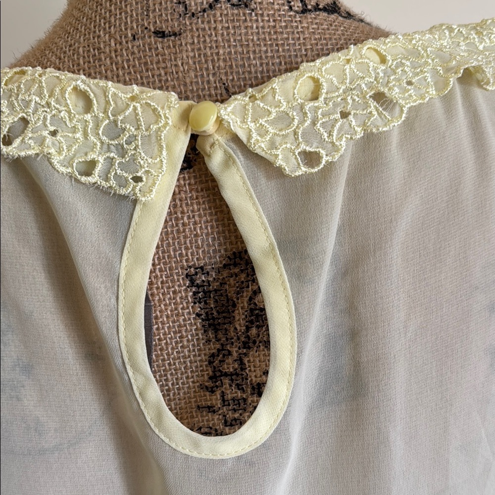 Elegant Yellow Sleeveless Blouse with Lace Detail - Picture 4 of 5